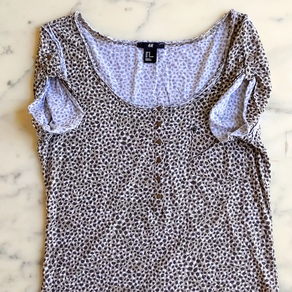 NWOT. H&M 100% Cotton Animal Print Short Sleeve Top with front buttons. - Picture 4 of 5